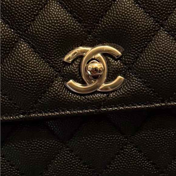 Band new with box and tags, 2024 Chanel Small Coco Handle - Picture 3 of 8